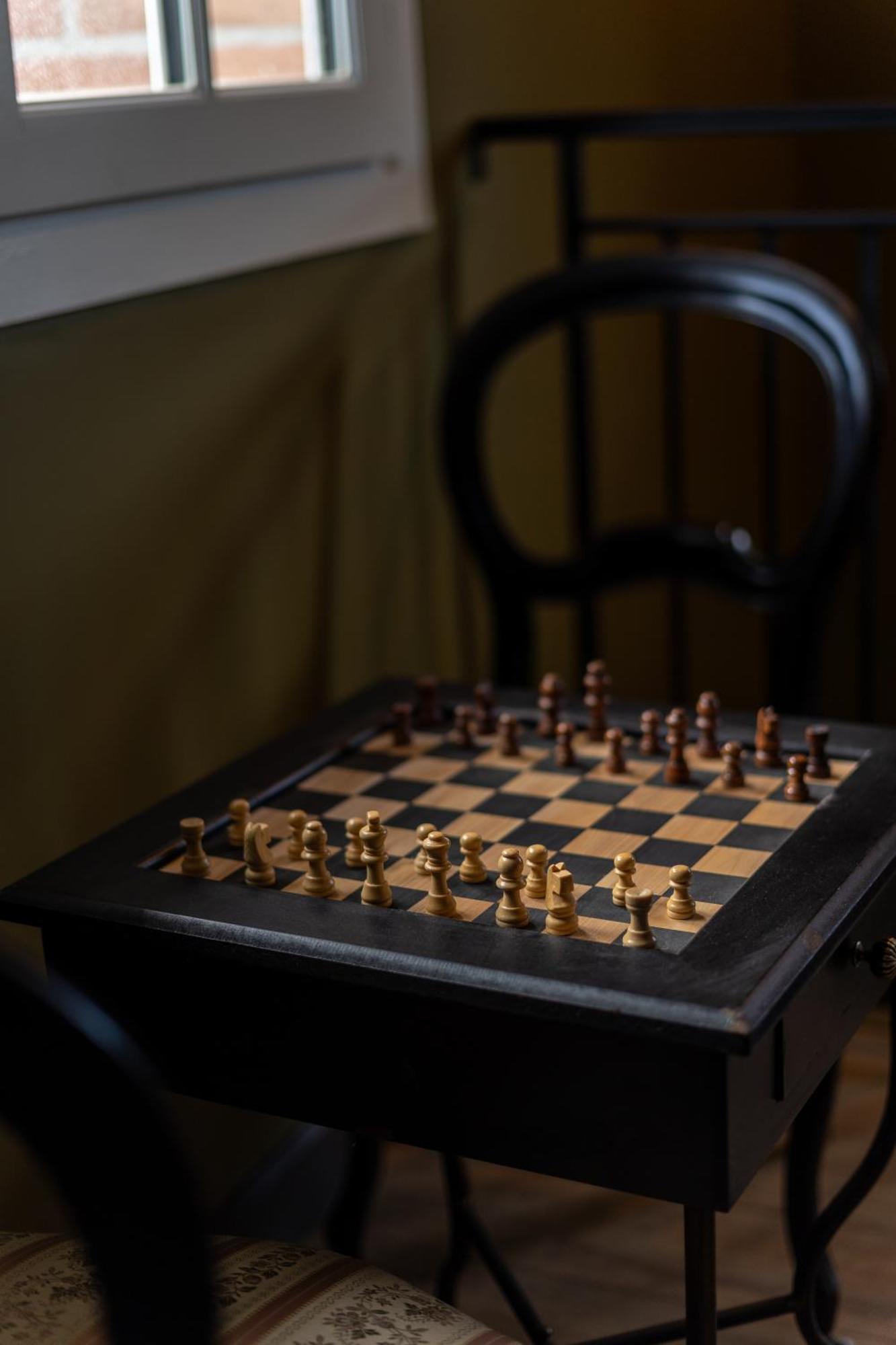 Castel Bois Marie, Maison D'Hotes Montauban Luaran gambar A chess set