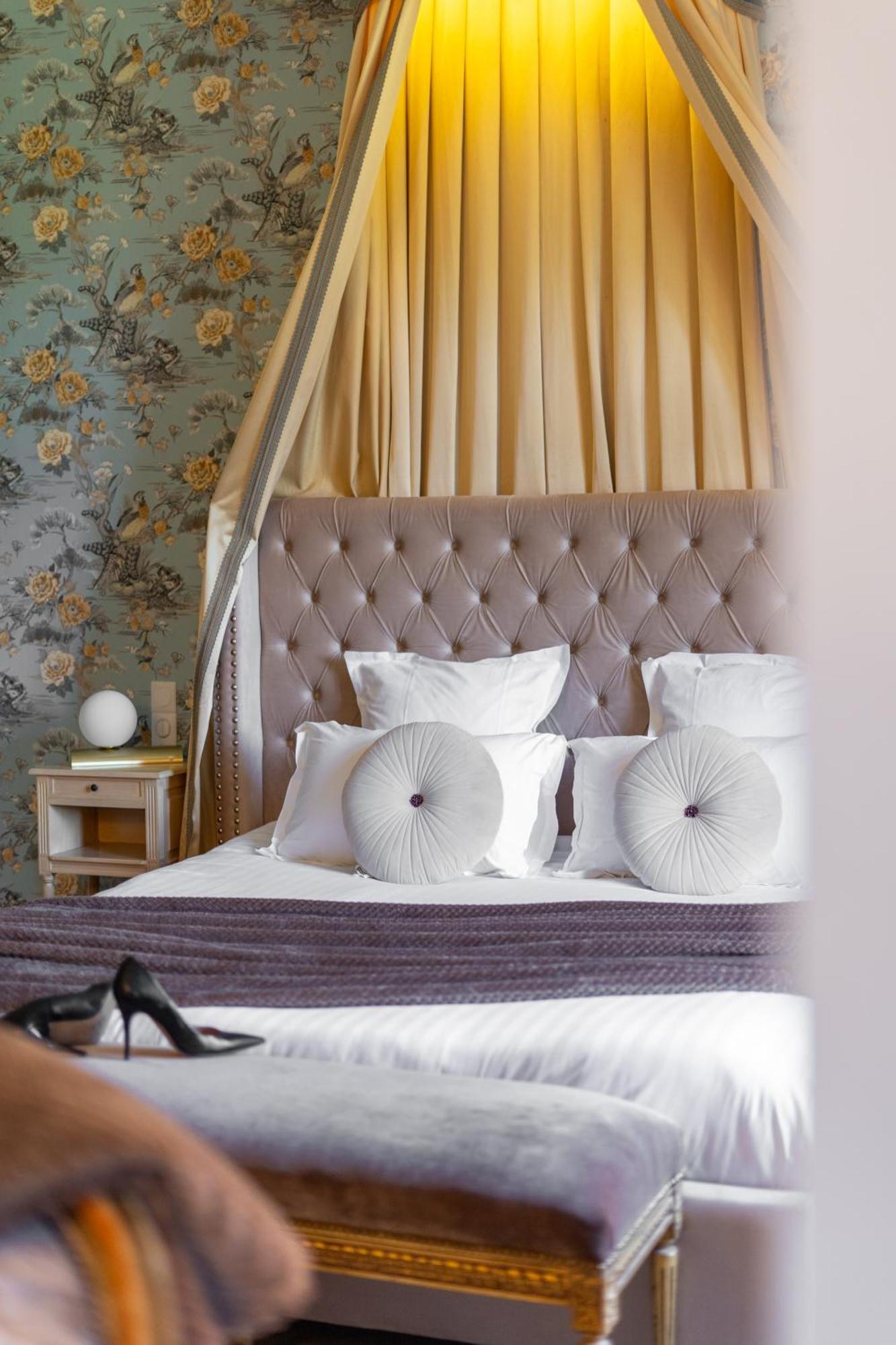 Castel Bois Marie, Maison D'Hotes Montauban Luaran gambar A bed with cushions