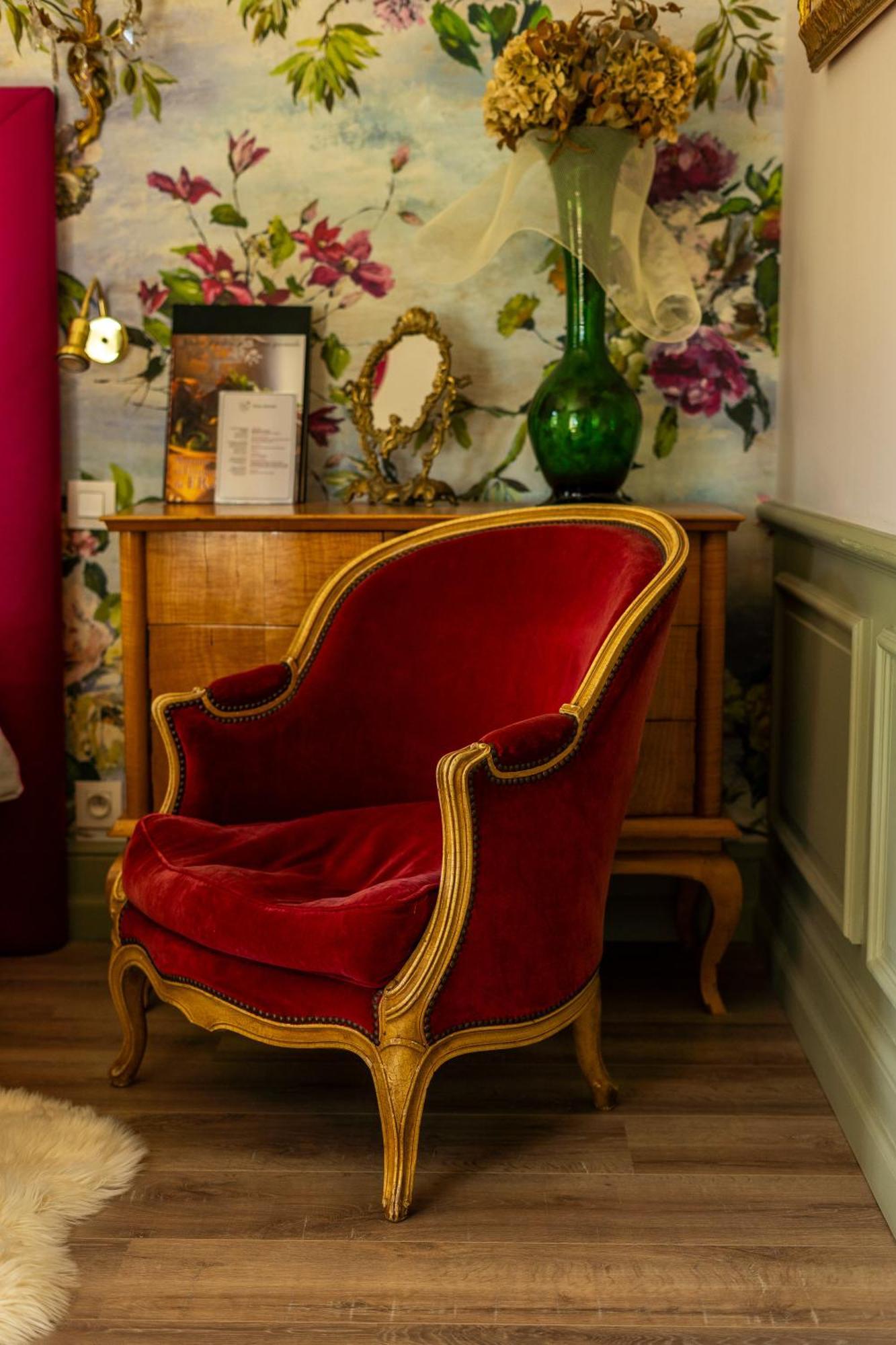 Castel Bois Marie, Maison D'Hotes Montauban Luaran gambar A red velvet chair