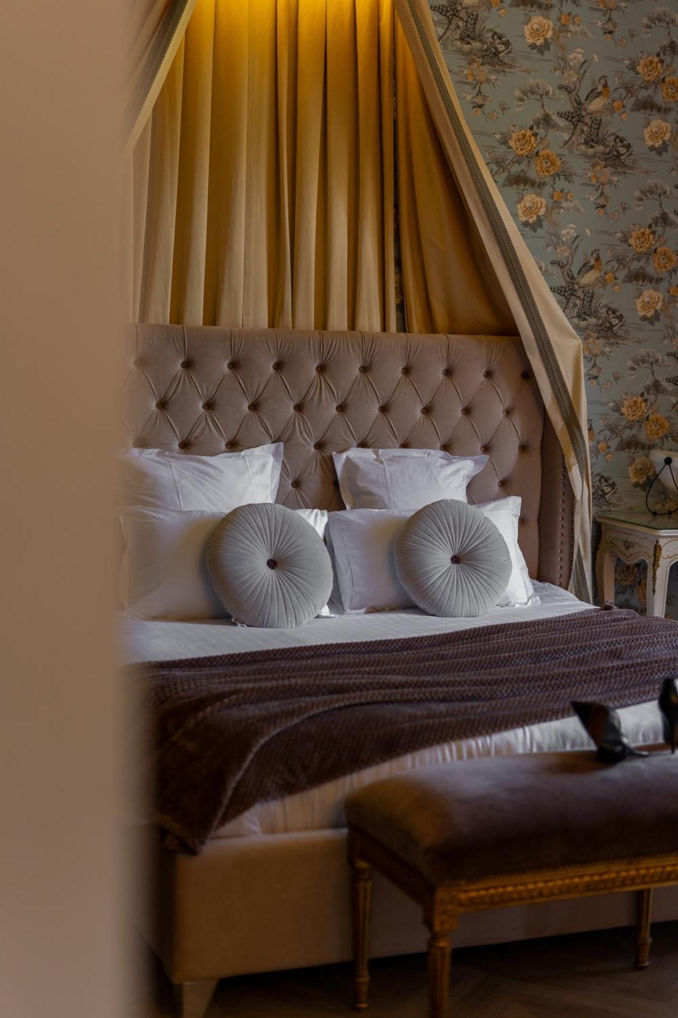 Castel Bois Marie, Maison D'Hotes Montauban Luaran gambar A bed with a tufted headboard