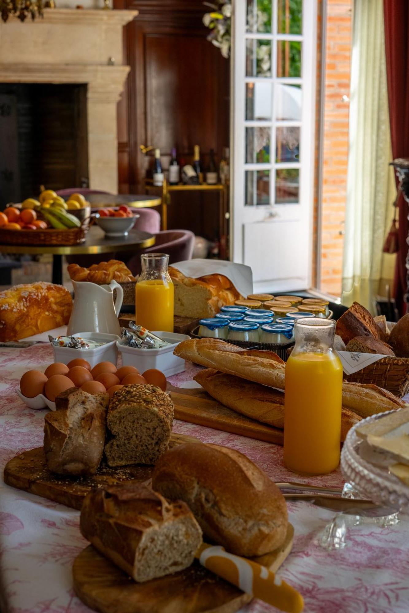 Castel Bois Marie, Maison D'Hotes Montauban Luaran gambar A continental breakfast