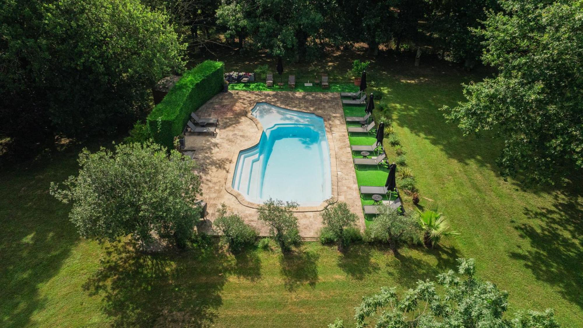 Castel Bois Marie, Maison D'Hotes Montauban Luaran gambar The swimming pool at the Château de Chambord