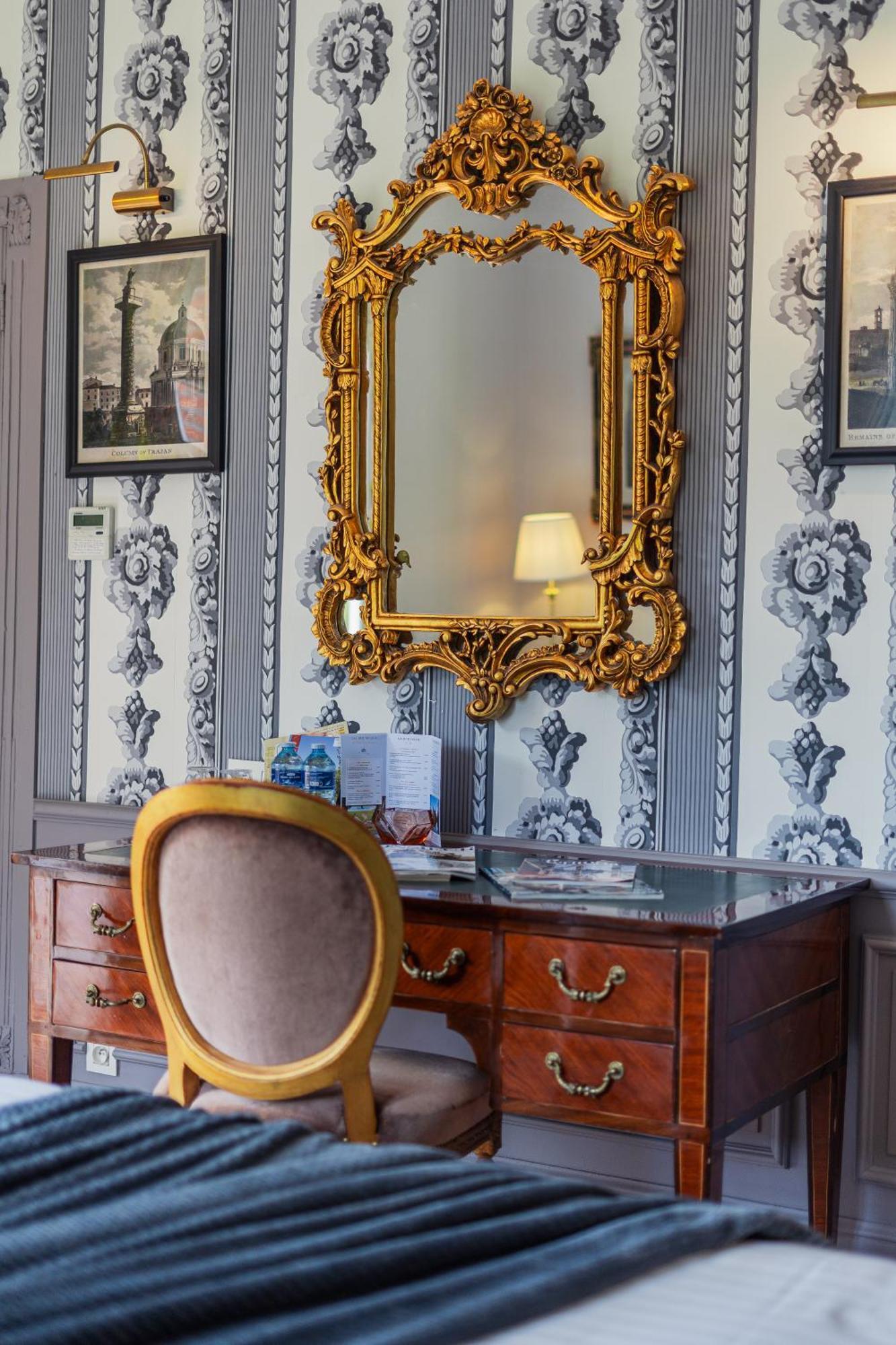 Castel Bois Marie, Maison D'Hotes Montauban Luaran gambar A dressing table