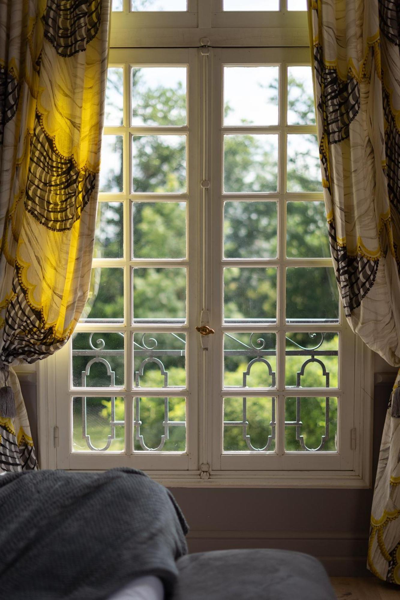 Castel Bois Marie, Maison D'Hotes Montauban Luaran gambar Window with curtains
